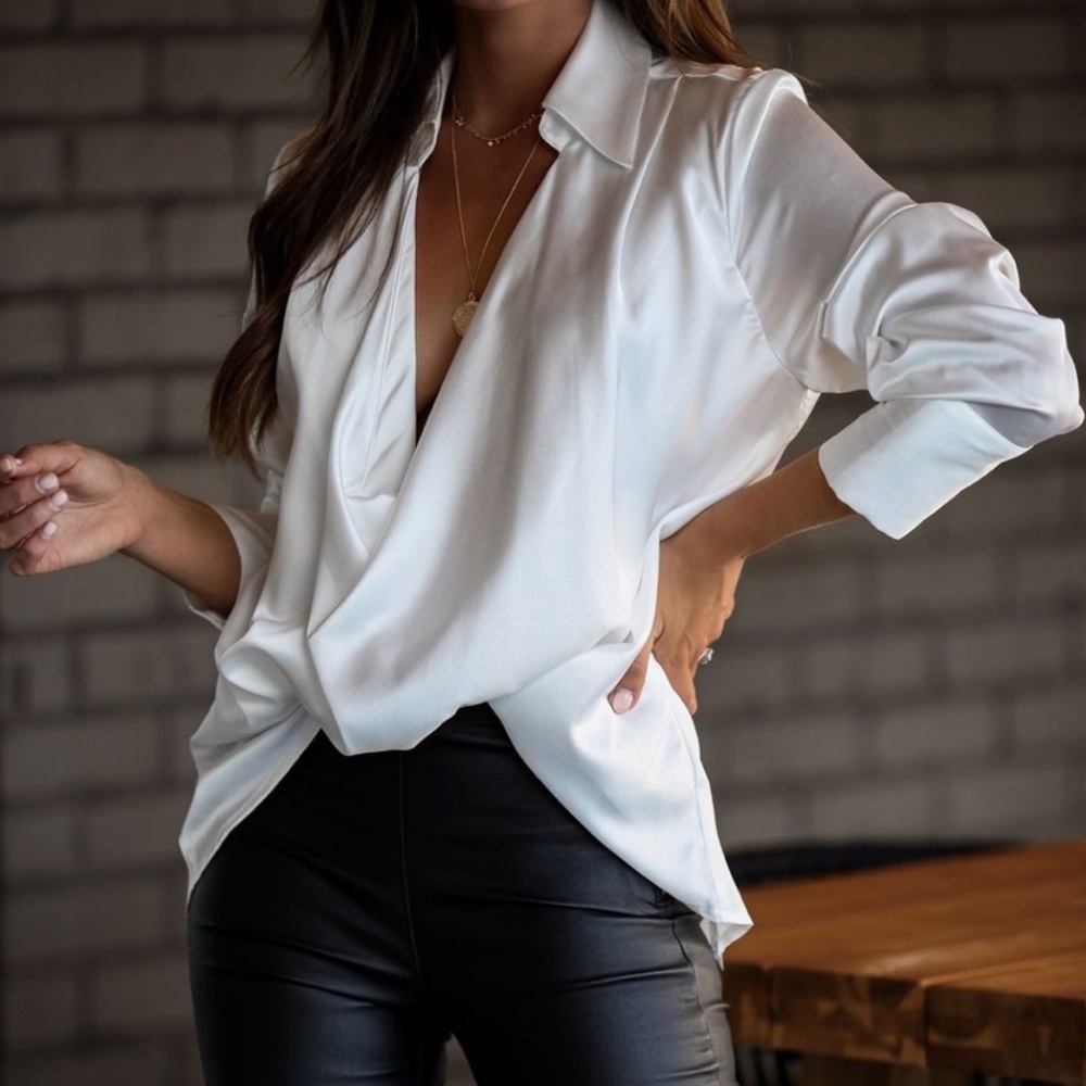 Vici Problem Solved Satin Plunge Collared Blouse Small White